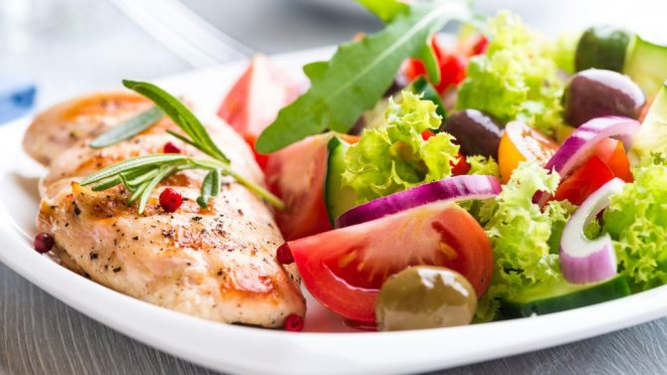 овочевий салат і риба на білковій дієті