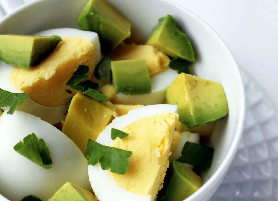 салат з авокадо і яйцями на білковій дієті