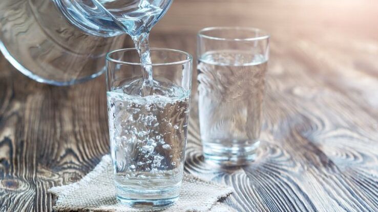 стакан води для питної дієти