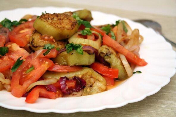 До раціону дієти Маггі входить корисний салат з овочів і варених баклажанів. 