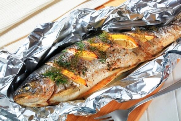 Дотримуючись дієти Маггі, приготуйте на вечерю запечену у фользі рибу