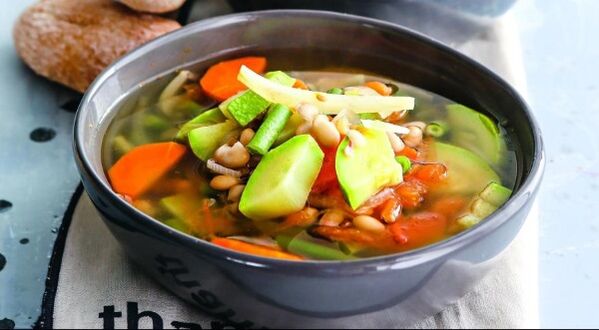 Овочевий суп – легка перша страва в меню дієти Маггі