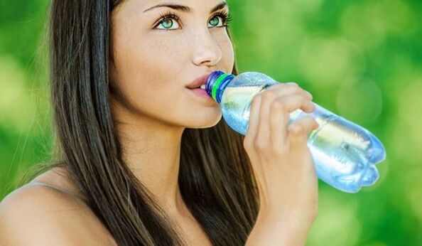 З метою ефективного схуднення необхідно пити достатню кількість води